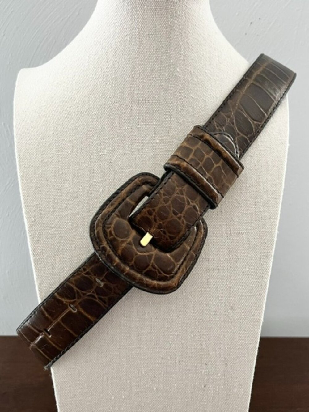 Liz Claiborne Brown Leather Alligator Grain Belt Medium